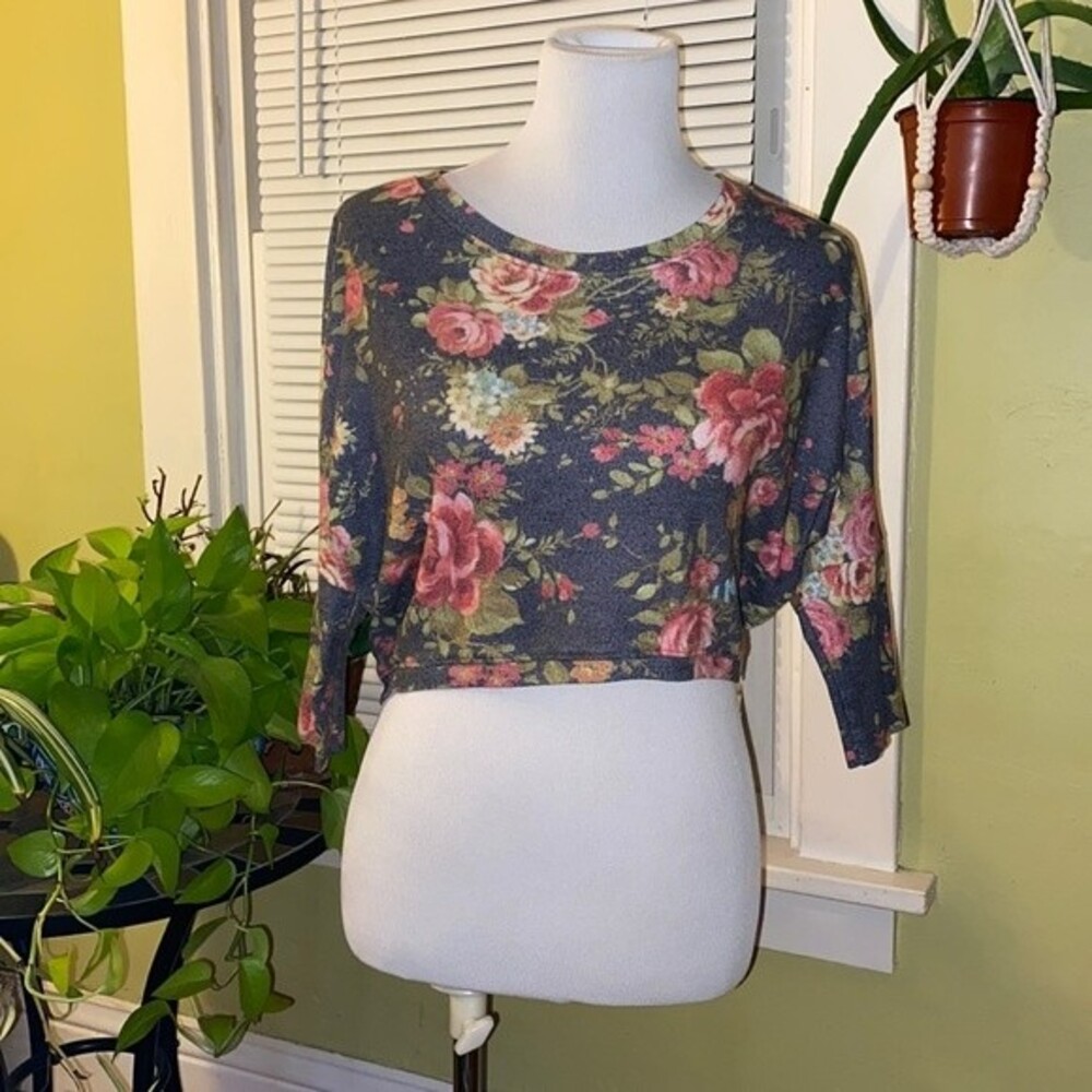 Spring Floral Crop Top - Picture 2 of 7
